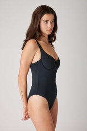 [Coral is 5'10 and wears size S]#color_matte-black