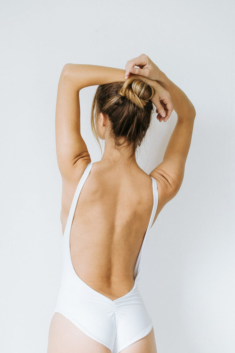 [Celeste is 5'9 and wears size S]#color_flat-white