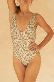 [Danielle is 5'8 and wears size S]#color_sultana