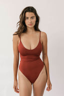[Coral is 5'10 and wears size S]#color_mallorca-red