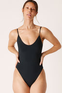 [Celeste is 5’9 and wears size S]#color_matte-black