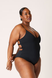 [Rahima is 5’8 and wears size XXL]#color_matte-black