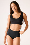 [Hanna is 5'8 and wears size S]#color_matte-black