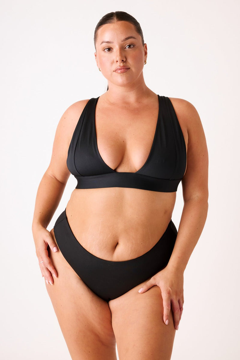 [Christina is 5'6 and wears size XXL]#color_matte-black