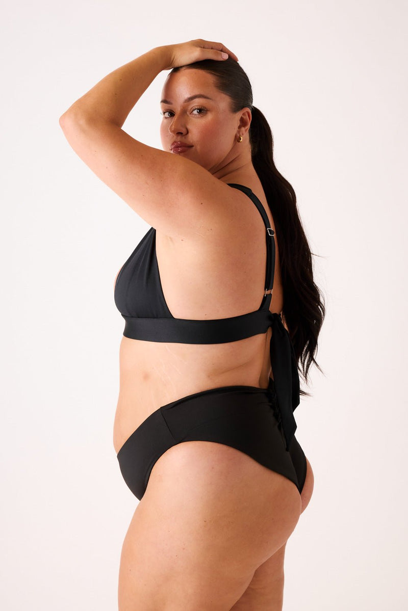 [Christina is 5'6 and wears size XXL]#color_matte-black