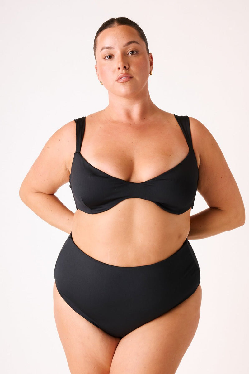 [Christina is 5'6 and wears size XXL]#color_matte-black