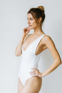 [Celeste is 5'9 and wears size S]#color_flat-white